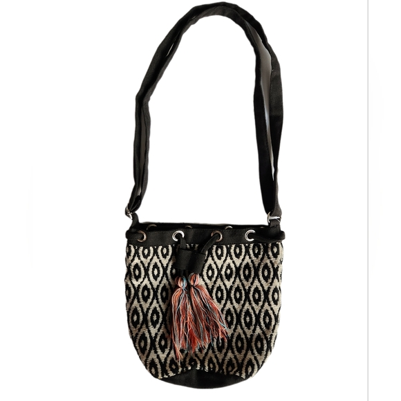 Drawstring Tassel Bag from Buckhead Betties Durry Black / Cream DDB-04025 NWT - Picture 1 of 11